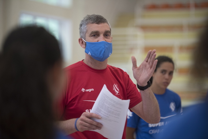 Imanol Álvarez habla con sus jugadoras. (Juan Carlos RUIZ/FOKU)