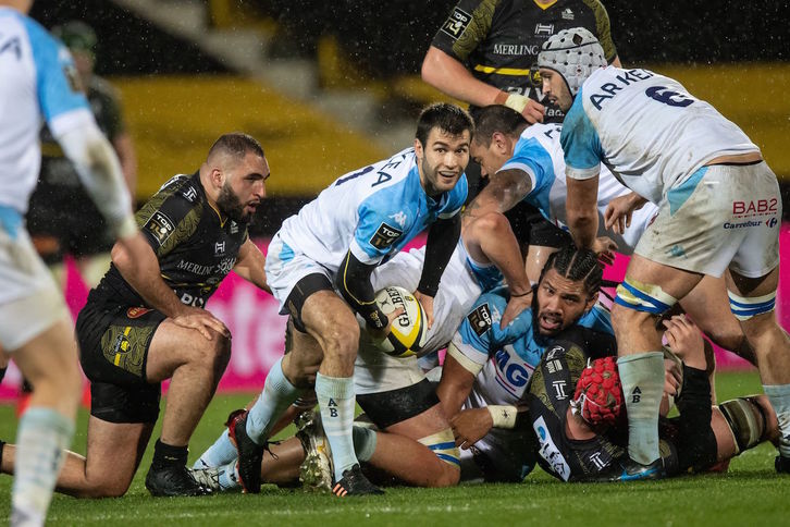 Aymeric Luc mueve el oval desde un reagrupamiento en el partido contra La Rochelle. (XAVIER LEOTY / AFP) 
