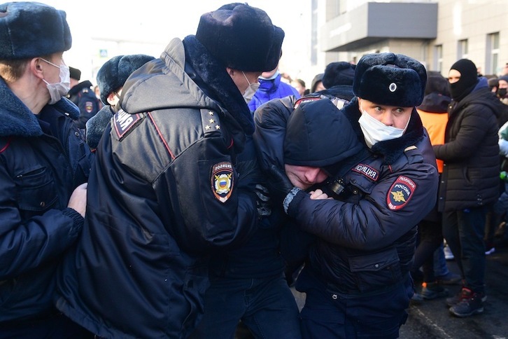 Policías se llevan a rastras a un detenido en Vladivostok. (Pavel KOROLYOV/ AFP)