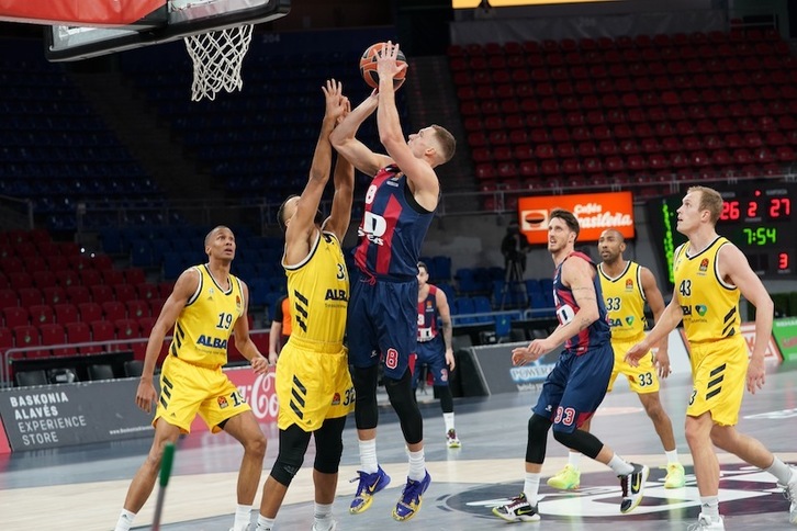 Sedekerskis eta Polonara irudian, Berlingo Albaren aurka hobekien aritu ziren bi jokalari gasteiztarrak. (Endika PORTILLO / FOKU)