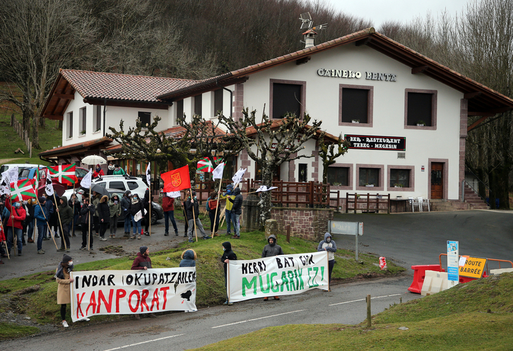 Gaineko Bentaren inguruan elkarrearatzea egin dute mugen hestea salatzeko. (Bob EDME)