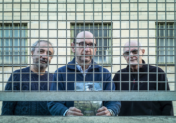 Egaña, Bustillo y Etxebeste, con el libro. (Jon URBE | FOKU)