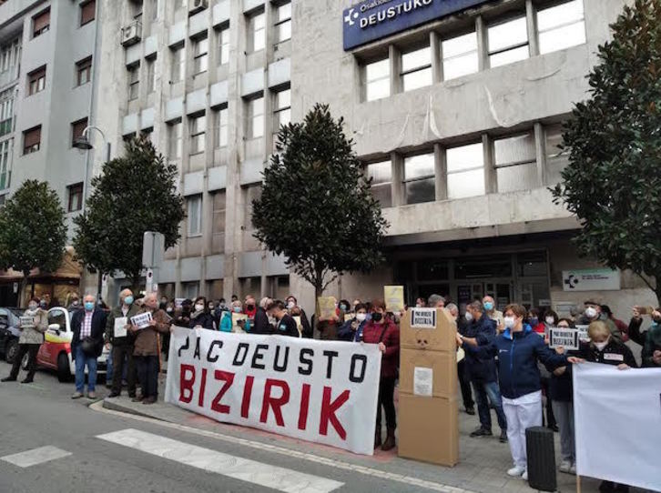 Concentración celebrada en Deustu. (Federacion de Asociaciones Vecinales de Bilbo)