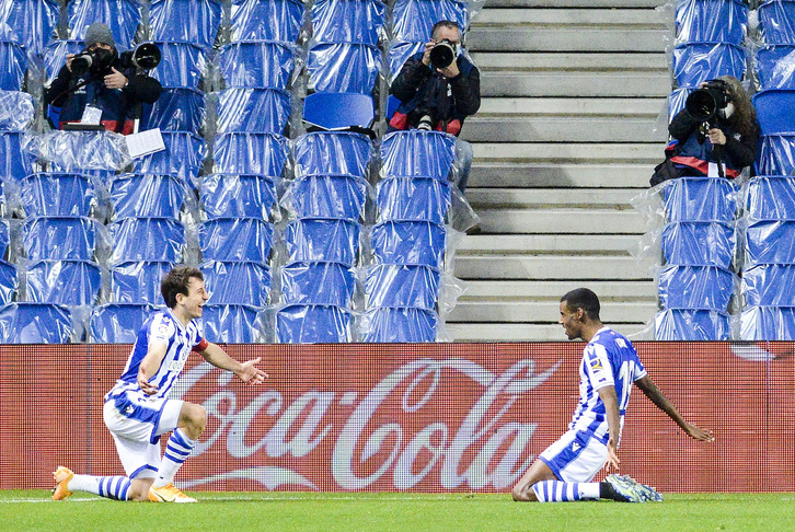 Mikel Oyarzabal e Isak, los dos goleadores, celebran uno de los tantos realistas. (Gorka RUBIO/FOKU)