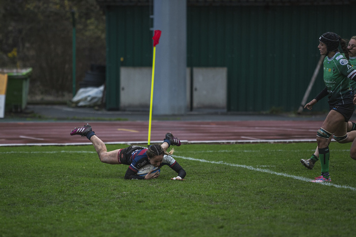 Amaia Erbina posa uno de los dos ensayos que han dado la victoria al Eibar sobre las cocodrilas de Sevilla. (Aritz LOIOLA / FOKU)