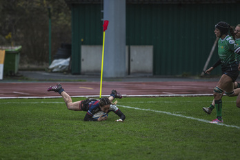 Amaia Erbina posa uno de los dos ensayos que han dado la victoria al Eibar sobre las cocodrilas de Sevilla. (Aritz LOIOLA / FOKU)