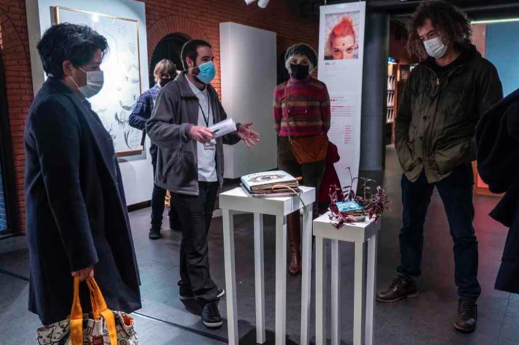 Artoteka egitasmoa bertatik bertara ezagutu zuten atzo bisitariek Bilboko Alondegian.     (Marisol RAMIREZ/FOKU)