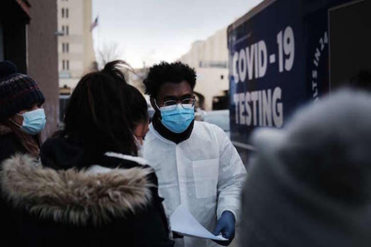 Un sanitario conversa con los ciudadanos en Nueva York. (Spencer PLATT/AFP) 