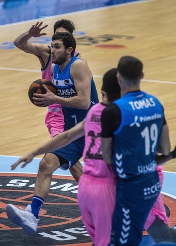 Bartzelonaren defentsak ito egin du Gipuzkoa Basket. (Jon URBE / FOKU)
