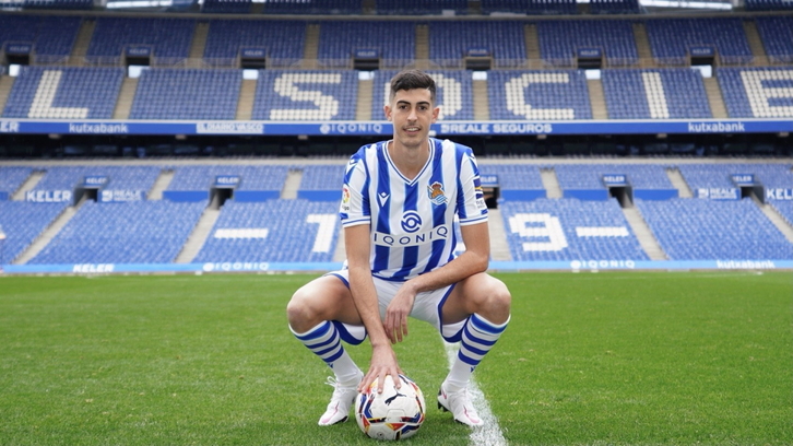 Carlos Fernández ha posado con la camiseta blanquiazul en Anoeta. (REAL SOCIEDAD)