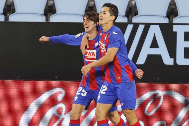 Bryan Gil y Muto, goleador y asistente, celebran el tanto del empate. (Marta Vázquez/LOF)