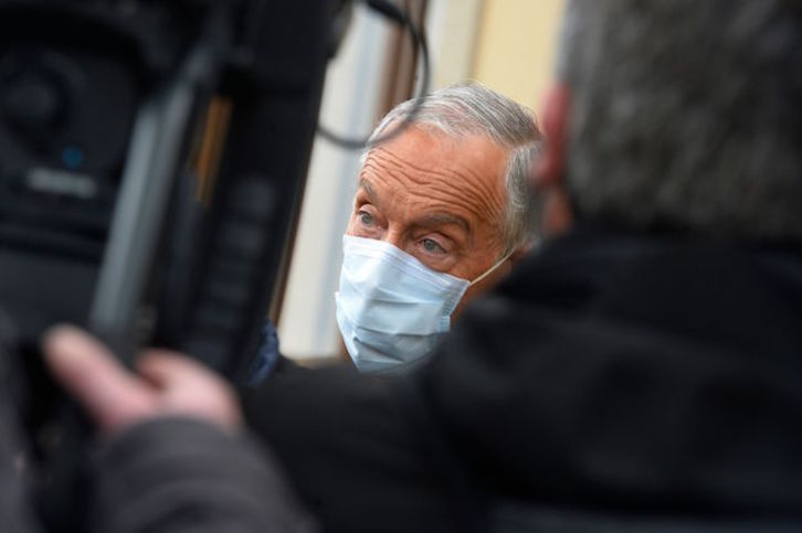 Marcelo Rebelo de Sousa, ante la prensa después de votar. (Miguel RIOPA / AFP)