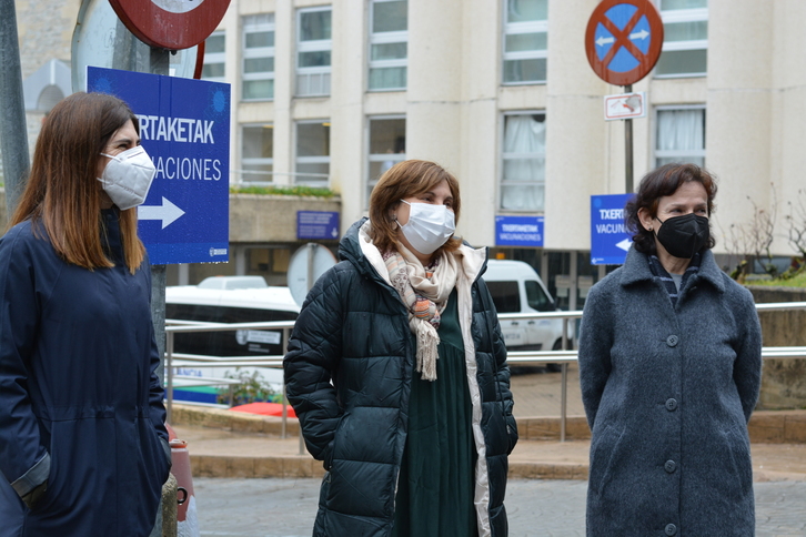 Rueda de prensa de EP-IU en la entrada del Hospital Santiago. (EP-IU)