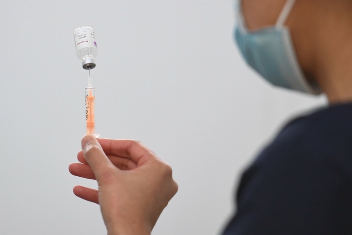 Una enfermera prepara una dosis de la vacuna de AstraZeneca en un centro de Dudley, en Reino Unido. (Oli SCARFF/AFP)