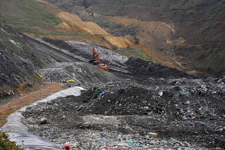 Máquinas trabajando en la zona derrumbada del vertedero de Zaldibar. (Marisol RAMIREZ/FOKU)
