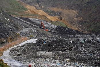 Máquinas trabajando en la zona derrumbada del vertedero de Zaldibar. (Marisol RAMIREZ/FOKU)