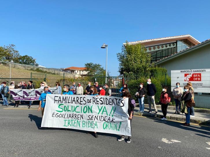 Protesta de familiares de la residencia Marcelo Gangoiti, en setiembre pasado.