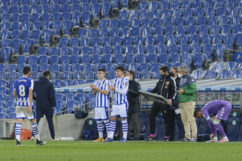 Momento clave del partido del sábado al salir del campo Merino y Oyarzabal y entrar Joaquín. Imanol ha defendido sus cambios. (Gorka RUBIO/FOKU)