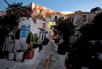 Anafonika auzoa, Akropoloaren magalean.