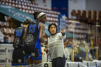 Azu Muguruza y las jugadoras de IDK están a la espera de si podrán jugar este martes en Logroño. (Jaizki FONTANEDA/FOKU)