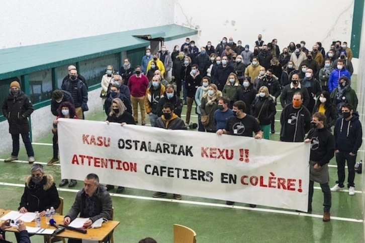 Sarako Pleka trinketean hamarnaka ostalari bildu dira egoera salatzeko. (Guillaume FAUVEAU)