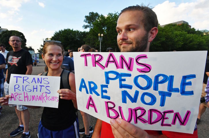Protesta en Washington por la decisión adoptada por Trump de marginar sanitariamente a los transgénero. (Paul J. RICHARDS/AFP)
