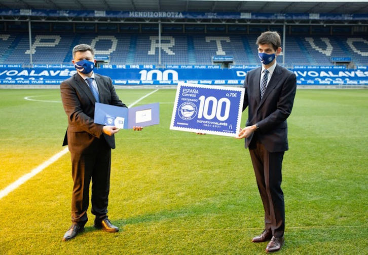 El presidente del Alavés, Alfonso Fernández de Trocóniz, muestra el sello conmemorativo del centenario. (DEPORTIVO ALAVÉS)