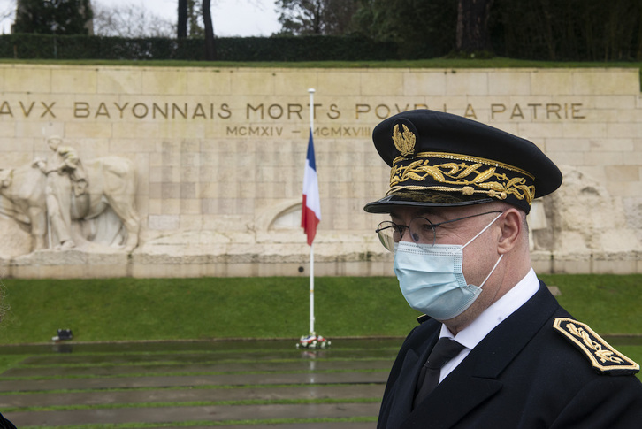 Philippe Le Moing-Surzur suprefeta berria, hilen oroitarrian, Baionan. (Guillaume FAUVEAU)