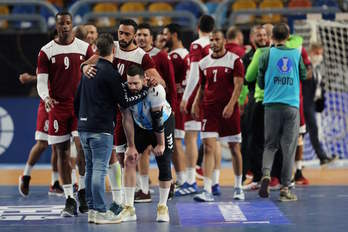 Los jugadores de Qatar animan a un jugador argentino tras su enfrentamiento. (Mohamed ABD EL GHANY/AFP)