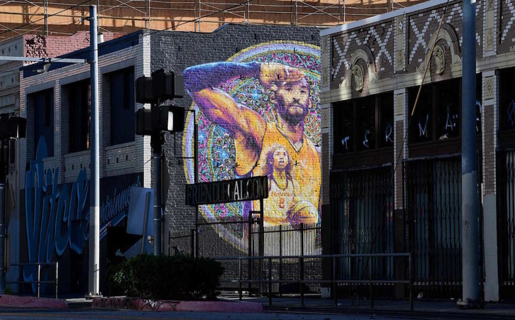 Mural en Los Ángeles del artista @aiseborn en recuerdo a Kobe Bryant y a su hija Gianna. (FREDERIC J. BROWN / AFP)