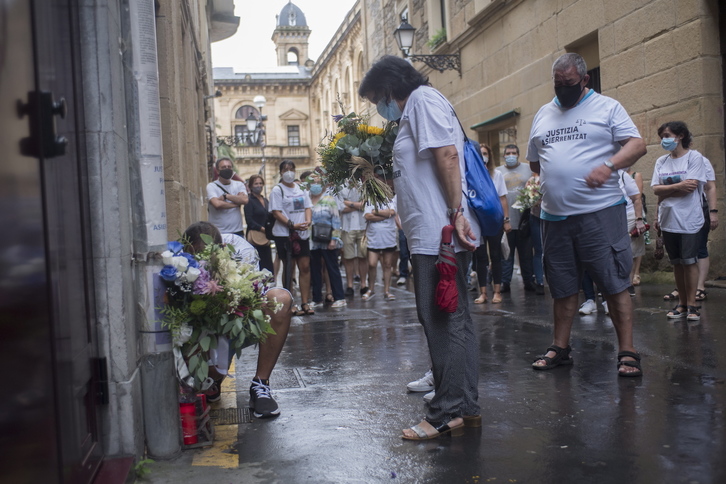 La familia de Asier Niebla en una ofrenda floral en su memoria en Donostia. (Juan Carlos RUIZ/FOKU)