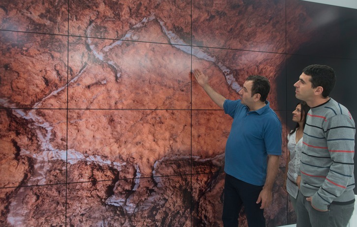 Los arqueólogos presentan los descubrimientos en la cueva Aitzbitarte IV, en 2017. (Jon URBE | FOKU)