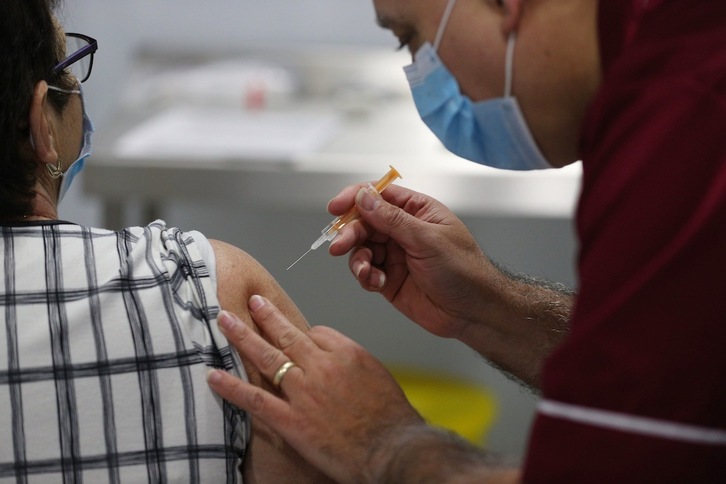 Una paciente recibe la vacuna de AstraZeneca en la localidad británica de Blackpool. (Peter BYRNE/AFP)
