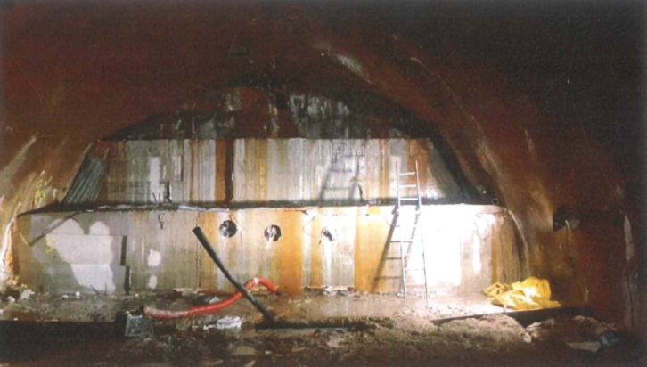 Luiziak sortutako zuloa ixteko tunelaren sekzio osoa betetzen duen zementuzko kontrahorma. (SATORRALAIA)