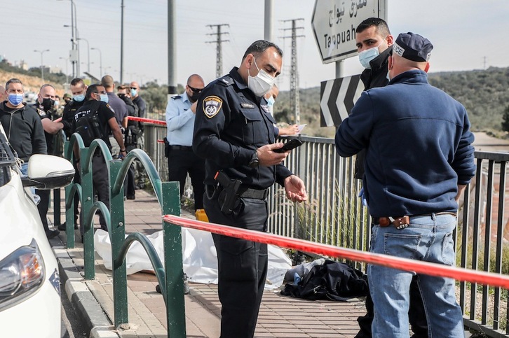 Fuerzas policias israelíes custodiando el cuerpo del palestino tiroteado. (Jaafar ASHTIYEH/AFP) 
