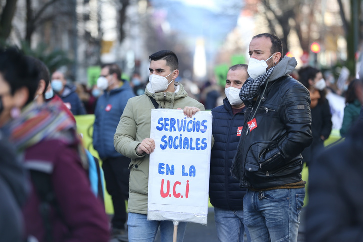 Unos manifestantes advierten de que los servicios sociales están en la UCI. (Aritz LOIOLA/FOKU)