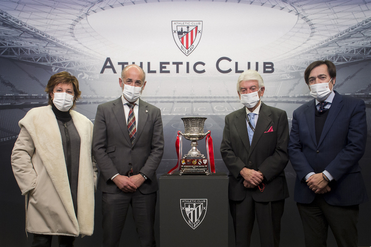 Elizegi posa con la Supercopa acompañado por Lertxundi, García Macua y Ana Urkijo. (@AthleticClub)