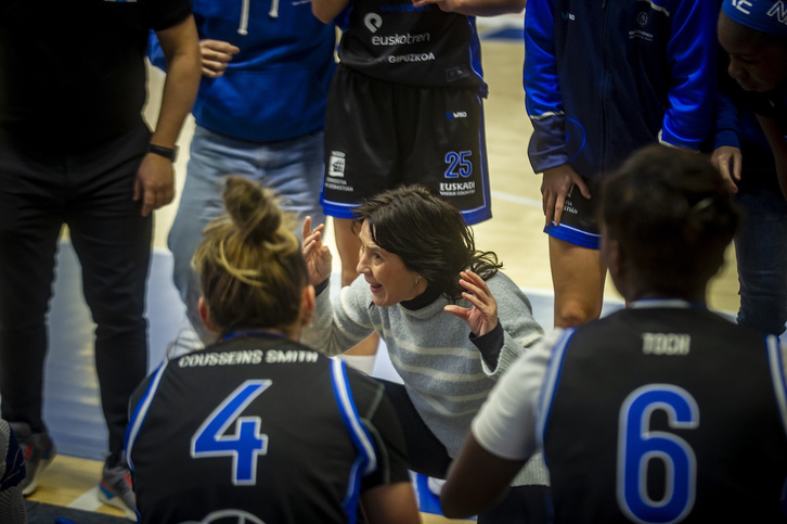 Azu Muguruza charla con las jugadoras de IDK durante un partido. (Jaizki FONTANEDA/FOKU)