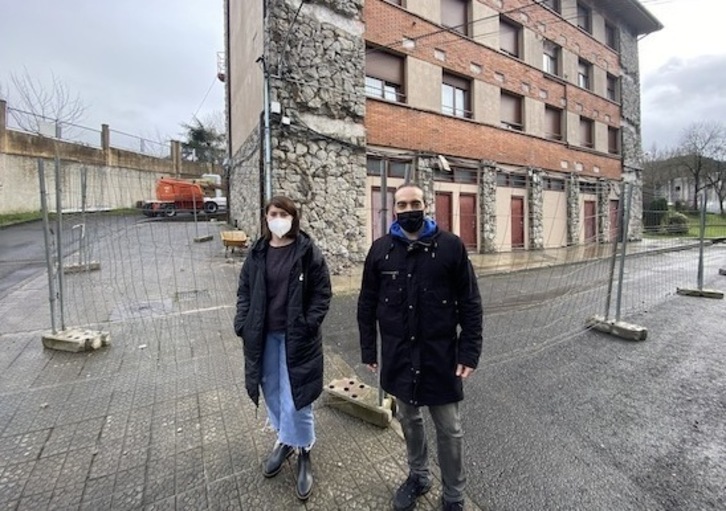 Garazi Errasti eta Julian Rios Durangoko zinegotziak, eraikinaren aurrean. (Durangoko Udala)