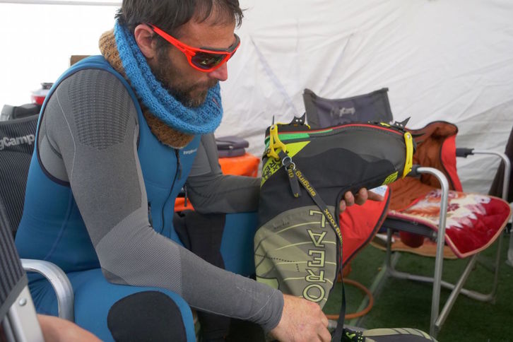 Alex Txikon, gauzak prestatzen Manasluko 1. kanpamentura igo aurretik. (Phelipe EIZAGIRRE)