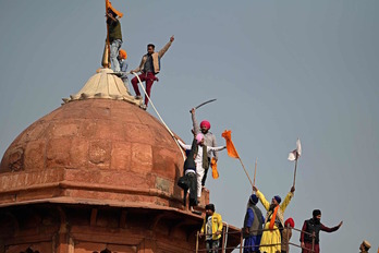 Manifestantes encaramados al Fuerte Rojo. (Sajjad HUSSAIN/AFP)
