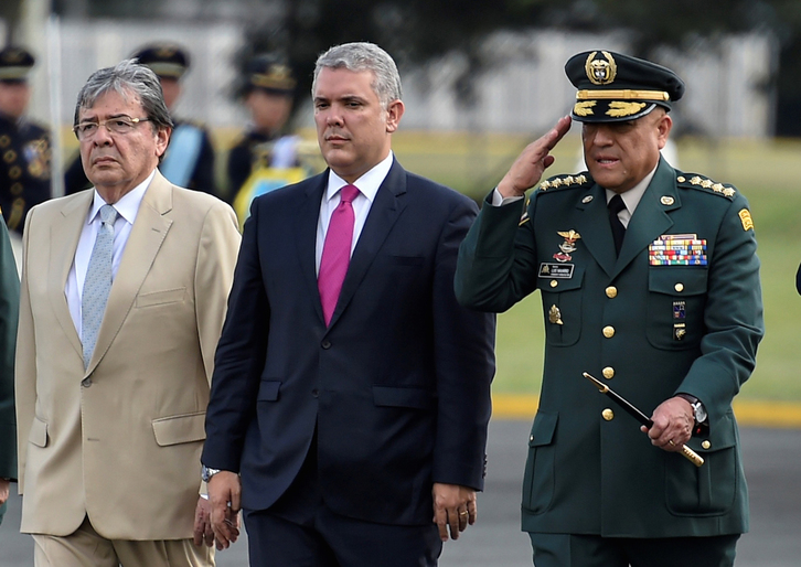 Truijllo, a la izquierda, junto a Iván Duque y al comandante general de las FFAA, Luis Fernando Navarro, el 6 de diciembre en Cali. (Luis ROBAYO / AFP)