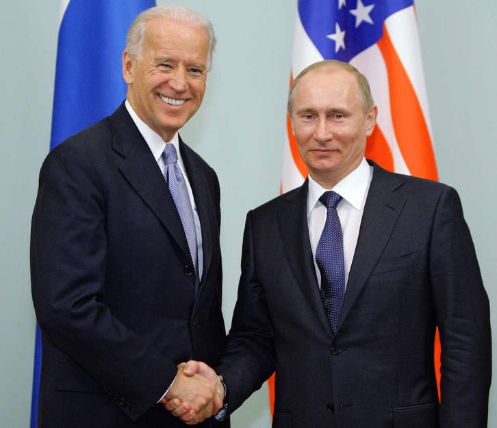 Joe Biden, entonces vicepresidente de EEUU, estrecha la mano de Vladimir Putin, en marzo de 2011. (Alexey DRUZHININ/AFP)