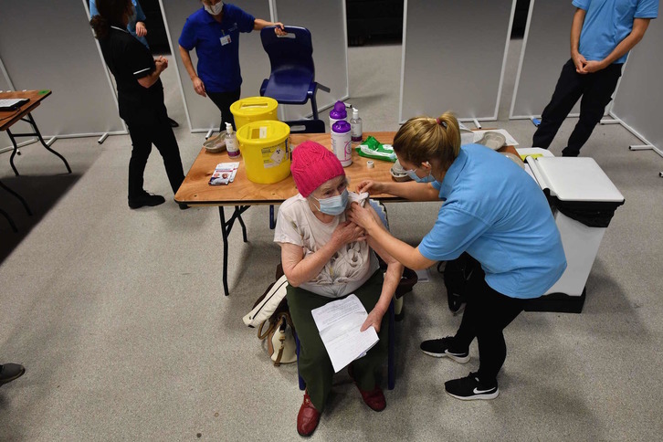 Una anciana recibe la vacuna de AstraZeneca en Brighton el martes 26 de enero. (Ben STANSALL/AFP)