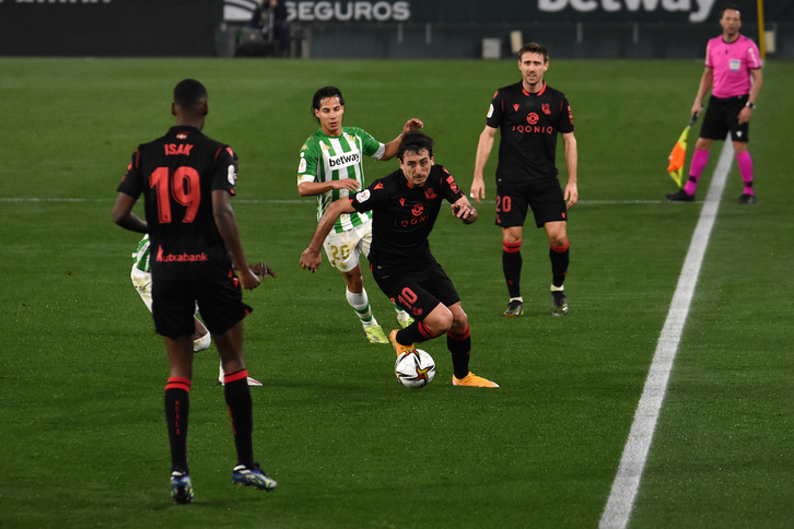 Mikel Oyarzabal, autor del primer gol del partido, intenta marcharse de varios rivales del Betis. (AGENCIA LOF)