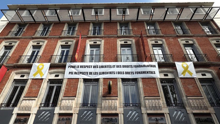 Pancarta en solidaridad con los represaliados catalanes en la fachada de Consejo departamental, en Perpinyà. (Nicolas PARENT/"L'Indépendant")