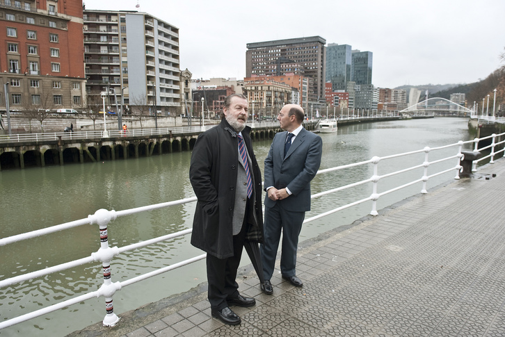 Sabas, artxiboko irudi batean, orduan Gobernu espainolak EAEn zuen ordezkari Carlos Urquijorekin batera. (Jon HERNAEZ/FOKU)