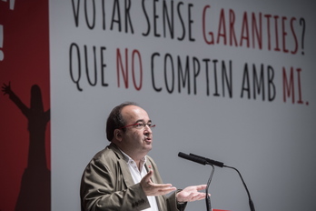Miquel Iceta, durante un mitin previo al referéndum de 2017, con un mensaje actual a su espalda. (Jagoba MANTEROLA / FOKU)