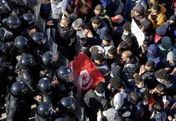 La Policía impidió que los manifestantes accedieran a los alrededores de la sede parlamentaria. (Fethi BELAID/AFP)