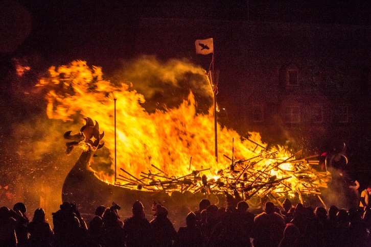 Barco en llamas durante la celebración de la fiesta Up Helly AA.
